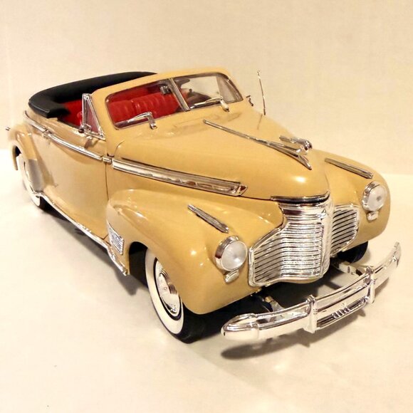 Welly 1:18 Scale 1941 Chevy Special Deluxe Cream Convertible Diecast Model Car - Picture 4 of 13